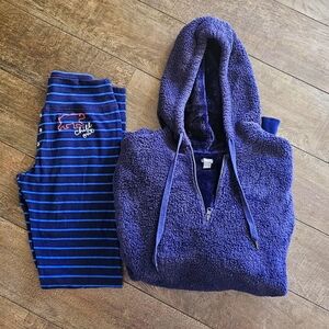 Aerie matching soft, heavy hooded sweat shirt & fun blue striped loose leggings.